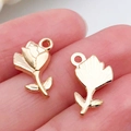 Roségouden zonnebloem en roos bedeltjes voor sieraden getoond op de vingertoppen - KC Gold Rose (15x10mm)