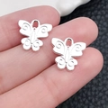 Par de colgantes de mariposa plateados con relieve para creación de joyas DIY - Estilo Mariposa Plata Brillante (20182) / 13x13mm