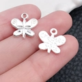 Colgante de mariposa plateado con grabado Created for you para accesorios de joyas - Estilo Mariposa Grabado Plata Brillante (20183) / 13x13mm