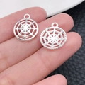 Dijes de telaraña plateados para joyería de Halloween con diseño de metal - Telaraña (20124) / 1 Pieza (14x17mm) / Plata Brillante