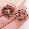Vintage bronzen hart-kruis hangers met holle kant details voor DIY sieraden - Antiek Cyaan Hol Hart Kruis (20310)