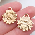 Gouden zonnebloem hanger van legering voor sieraden maken, getoond op de vingertoppen - KC Gold Sunflower (18x15mm)