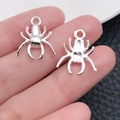 Colgante de araña plateada para joyería de Halloween hecha a mano en mano - Araña (20126) / 1 Pieza (14x17mm) / Plata Brillante