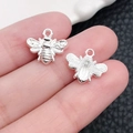 Colgante de abeja de plata para joyería DIY, mostrado en la punta de los dedos - Estilo Abeja Plata Brillante (20186) / 13x11mm