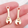 Colgantes de mini llave inglesa dorada para joyería DIY y accesorios de llaveros - Llave de Oro KC (18330)