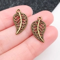 Paar vintage bronzen hangers in bladvorm met fijne filigraan op de vingertoppen - Antiek Brons Blad (3985)