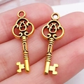 Colgantes de llave vintage en aleación dorada con patrones calados para joyería DIY - Llave de Oro Antiguo (20953)