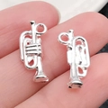 Colgantes de cuerno de plata para joyas DIY, mostrados en el dedo para escala - Trompa (20917)