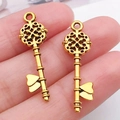 Colgantes de llave vintage en aleación dorada con patrón floral hueco y corazón para DIY - Llave de Oro Antiguo (20954)