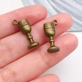 Paar mini vintage bronzen wijnglas bedeltjes voor DIY sieraden maken en accessoires - Wijnglas (20777)