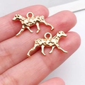 Zwei goldene Metallanhänger in Dalmatinerform für DIY-Schmuck in der Hand gehalten - KC-Gold Gefleckter Laufender Hund (20528)