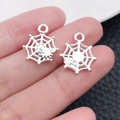 Colgantes de telaraña plateados para joyas de Halloween mostrados en las yemas - Telaraña (20130) / 1 Pieza (14x17mm) / Plata Brillante