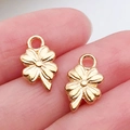 Twee kleine gouden klavertje vier hangers van legering in hartvorm getoond op de vingers - KC Gold Four-leaf Clover (13x8mm)