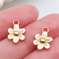 Mini gouden bloem hanger met gedetailleerde bloemblaadjes textuur op vingertoppen - KC Gold Flower (12x9mm)