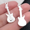 Colgante de guitarra plateada vintage para joyas DIY con vista frontal y trasera - Guitarra (20921)