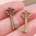 Dos colgantes de llave en bronce vintage con filigrana para accesorios de joyería DIY - Llave Bronce Antiguo (540)