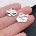 Colgante de gato plateado para pulseras y joyas con vista frontal y posterior - Gato Enroscado (20646) / 1 Pieza (12x14mm) / Plata Brillante