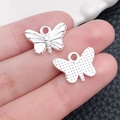 Colgante de mariposa plateada en aleación con relieve para creación de joyas DIY - Estilo Mariposa Plata Brillante (20192) / 16x12mm