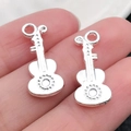 Colgantes de guitarra plateados en aleación pulida con grabado detallado de engranajes - Guitarra (20923)