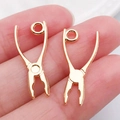 Colgantes creativos de aleación dorada brillante para collares y llaveros DIY - Pinzas de Oro KC (20424)