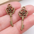 Colgante de llave de bronce vintage con diseño de rosa hueca para joyería DIY - Llave Floral Bronce Antiguo (854)
