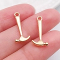 Par de colgantes de martillo dorados en aleación para crear collares y joyas DIY - Martillo de Oro KC (20425)