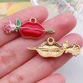 Rode lippen met roze roos emaille hanger voor DIY-sieraden en accessoires - Rode Druppelolie Valentijn Lip Met Roos (21188)