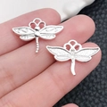 Colgante de libélula de plata para joyería DIY que muestra ambos lados de la pieza - Estilo Libélula Plata Brillante (20194) / 22x16mm