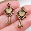 Par de colgantes de llave corazón de bronce vintage para joyería DIY y manualidades - Llave Corazón Bronce Antiguo (1485)