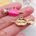 Lippenhanger met roos in roze emaille voor het maken van romantische sieraden - Roze Druppelolie Valentijn Lip Met Roos (21189)