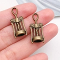 Antieke bronzen wijnopener bedeltjes voor vintage sieraden maken en DIY projecten - Gevleugelde Wijnopener (20784)
