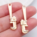 Colgantes de llave grifa dorados de aleación para collares y llaveros DIY, pack de dos - Dije de Herramienta de Oro KC (20427)