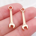 Mini colgantes de llave inglesa en oro rosa para joyería DIY y accesorios de llaveros - Llave de Oro KC (20429)