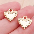 Twee hartvormige gouden bedeltjes met barok reliëf voor doe-het-zelf sieraden maken - KC Gouden Hart (19981)