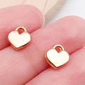 Gepolijste roségouden hartbedeltjes voor DIY-sieraden op de vingertoppen getoond - KC Gouden Hart (19982)