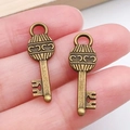 Set de dos colgantes de llave vintage en bronce con relieves para manualidades de joyería - Llave Bronce Antiguo (20979)