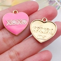 Roze hartvormige hanger met gouden XOXO-gravure voor het maken van sieraden en bedels - Roze Druppelolie XOXO Hart (21327)