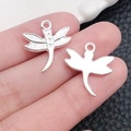 Colgante de libélula de aleación plateada con alas detalladas para bisutería DIY - Estilo Libélula Plata Brillante (20200) / 17x19mm