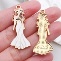 Ciondolo donna elegante in abito bianco con cappello e finitura oro per DIY - Modello di Vestito (21341)