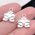 Verzilverde lotusbloem bedeltjes voor DIY sieraden op een vingertop getoond - Bright Silver Lotus (13x11mm)