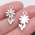 Zilveren bloemhangers met madeliefje ontwerp en blad detail voor DIY sieraden maken - Bright Silver Flower (17x10mm)