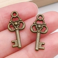 Par de dijes de llave de aleación de bronce vintage con patrones y acabado antiguo - Llave Pequeña Bronce Antiguo (20984)