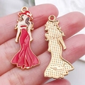 Pendente donna elegante in abito rosso con metallo dorato e smalto colorato - Modello di Vestito (21343)