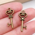 Set de dos colgantes de llave corazón de bronce vintage para joyería artesanal - Llave Bronce Antiguo (20985)