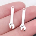 Colgante de llave inglesa de aleación plateada para collares y llaveros de bricolaje - Llave de Plata Brillante (20402)