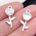 Zilveren vintage rozenhanger van legering in de hand voor maatreferentiebeeld - Bright Silver Rose (21x9mm)