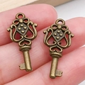 Par de colgantes de llave en bronce vintage con patrones calados para bisutería artesanal - Llave Bronce Antiguo (20989)