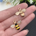 Lindo colgante de abeja chapado en oro con esmalte amarillo y alas de diamantes - Abeja de Esmalte Amarillo (11872)