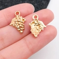 Gouden druiven hangers van legering voor sieraden getoond op vingertoppen voor maat - Fruit Druiven (20816)