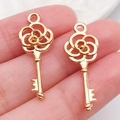 Colgantes de llave con diseño de rosa dorada en aleación para bisutería artesanal - Llave Floral Hueca Oro KC (18269)